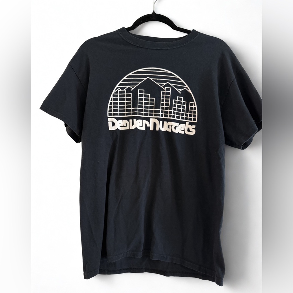 Denver Nuggets Skyline Graphic T-Shirt Black NBA Retro Style Shirt Size M